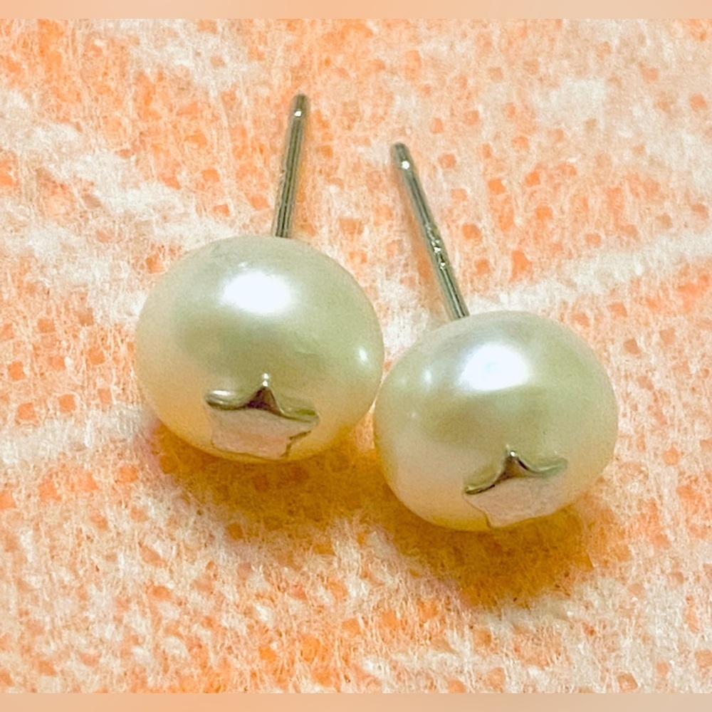 Elegant Pearl Stud Earring with Stars ⭐️ . Sterling Silver 🌸 - Picture 5 of 7